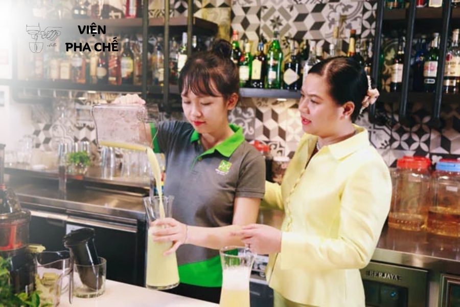 Cô Nguyễn Đức Thục Anh hướng dẫn học viên thực hành kỹ thuật pha chế trà sữa