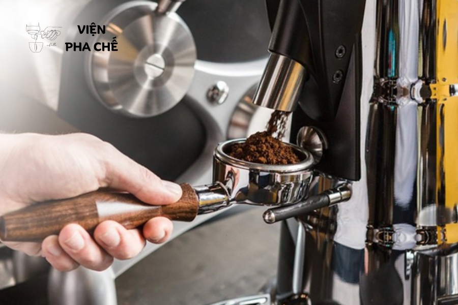 Làm chủ kỹ thuật pha máy để tạo ra shot espresso hoàn hảo.