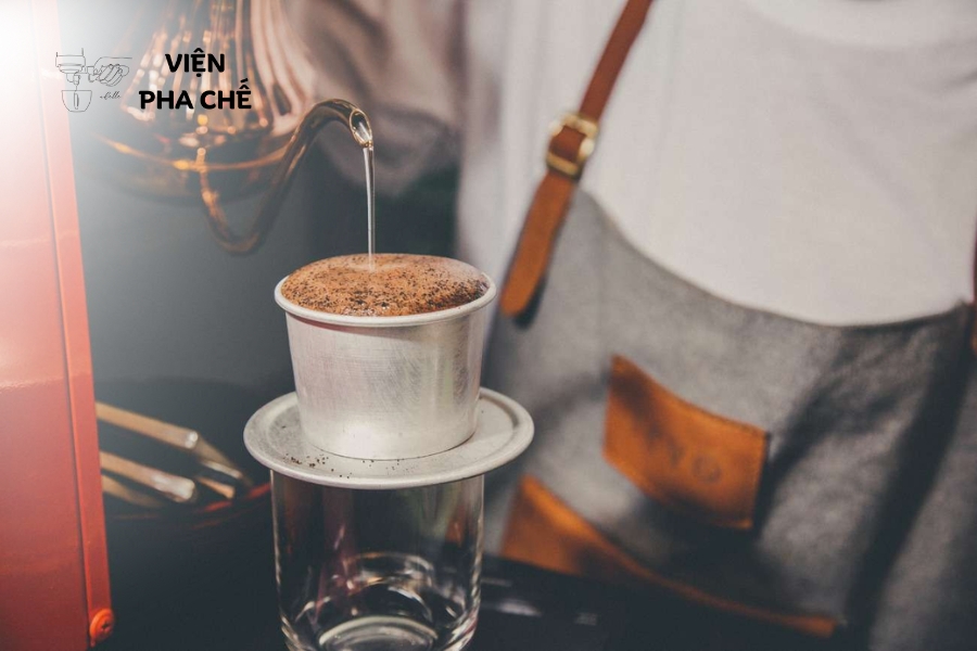 Làm chủ nghệ thuật pha phin chuẩn vị, linh hồn của cà phê Việt, để nắm giữ công thức tạo ra 60-70% doanh thu cho quán của bạn.