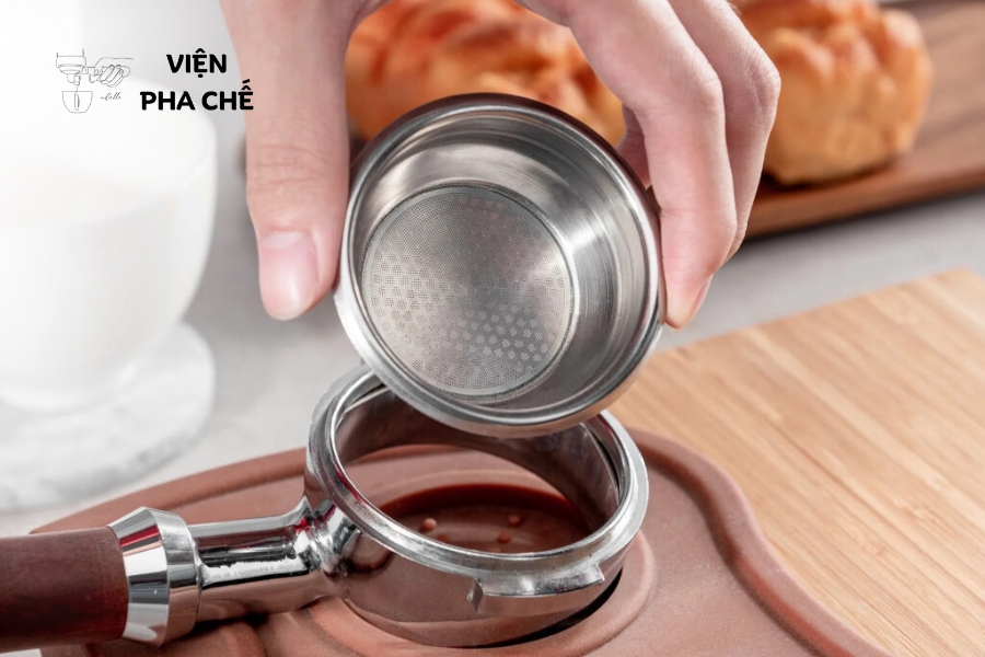 Bước 2: Làm sạch phin lọc (Filter) cùng tay cầm (Portafilter)