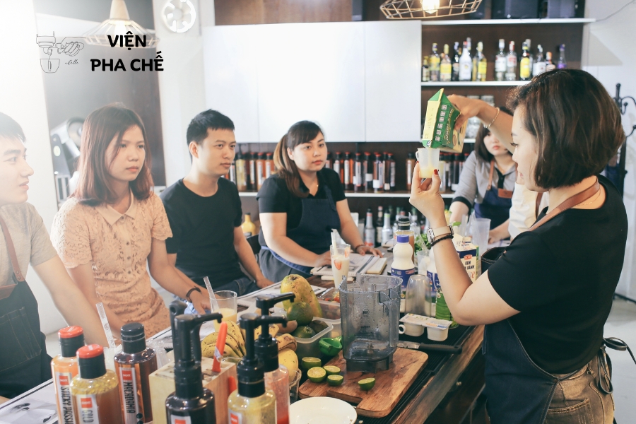 Lộ trình học chuyên biệt cho kinh doanh, kết hợp 90% thực hành pha chế với kiến thức vận hành thực tế để đảm bảo thành công.