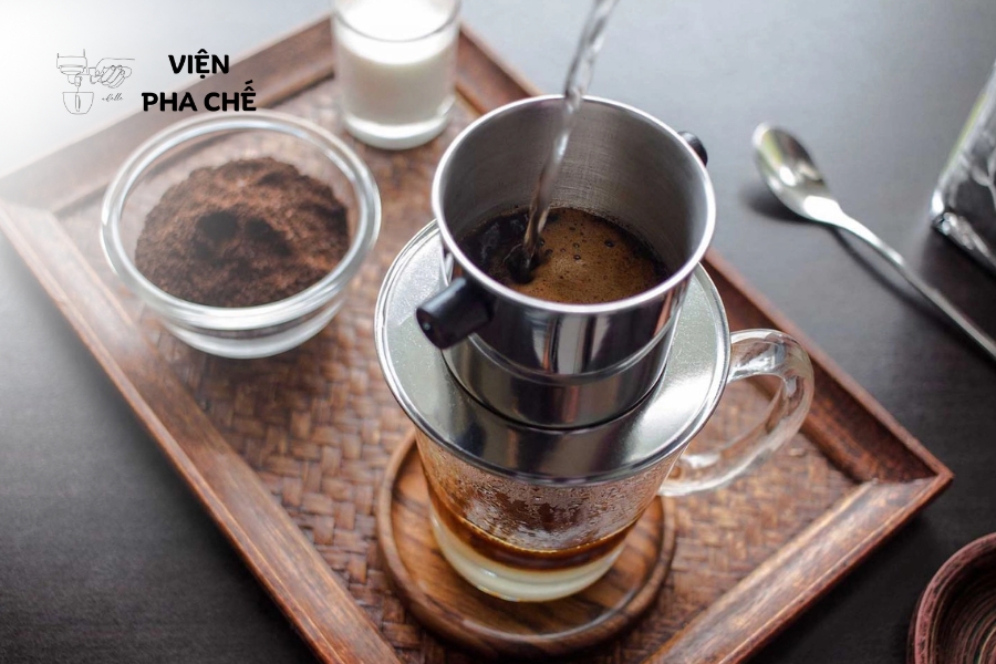 Làm chủ toàn diện quy trình 'từ hạt đến tách', thực hành trên máy La Marzocco chuyên nghiệp và chinh phục nghệ thuật Latte Art đỉnh cao.