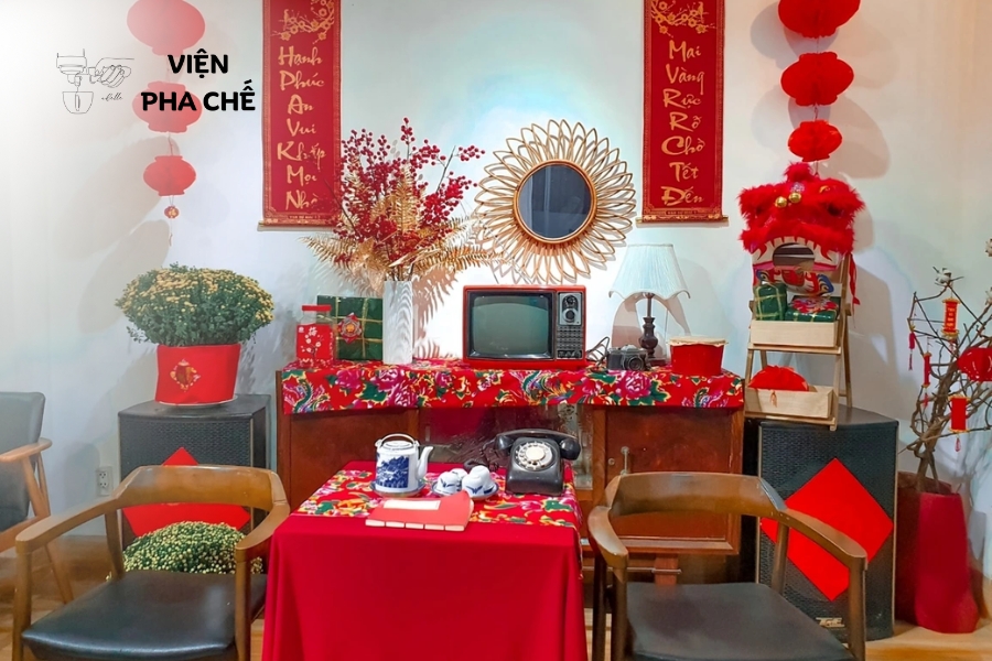 Sáng tạo góc check-in với bao lì xì và bánh pháo đỏ