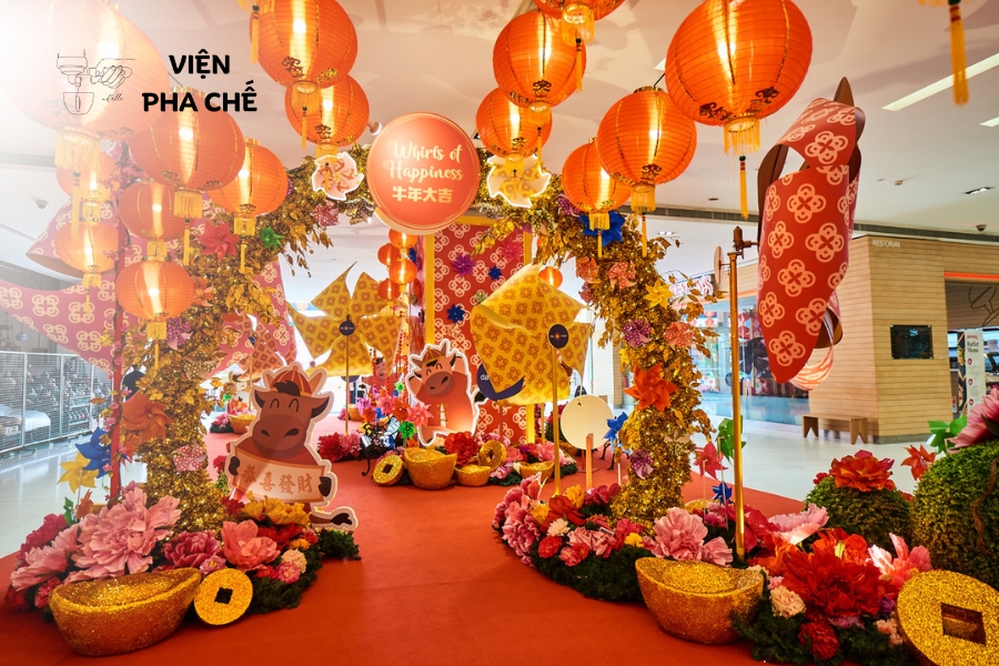 Sử dụng đèn lồng đỏ, đèn nháy và câu đối Tết