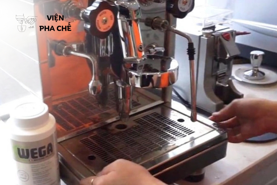 Bước 5: Vệ sinh khay chứa nước thải