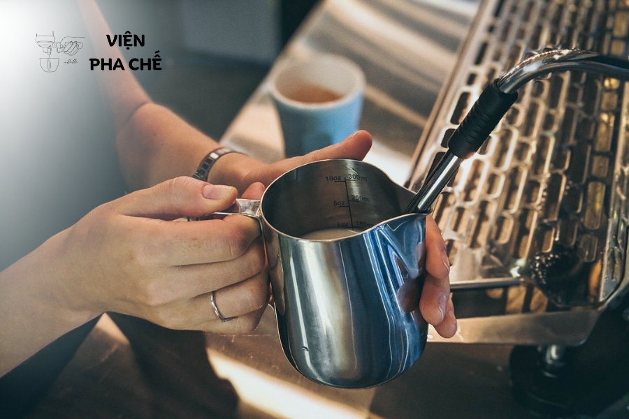 Bước 4: Vệ sinh vòi đánh sữa